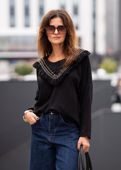 Dzianinowa bluzka czarna z boho aplikacją i frędzlami o luźnym, komfortowym fasonie