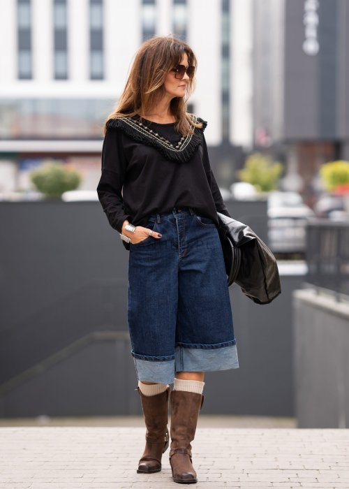 Dzianinowa bluzka czarna z boho aplikacją i frędzlami o luźnym, komfortowym fasonie