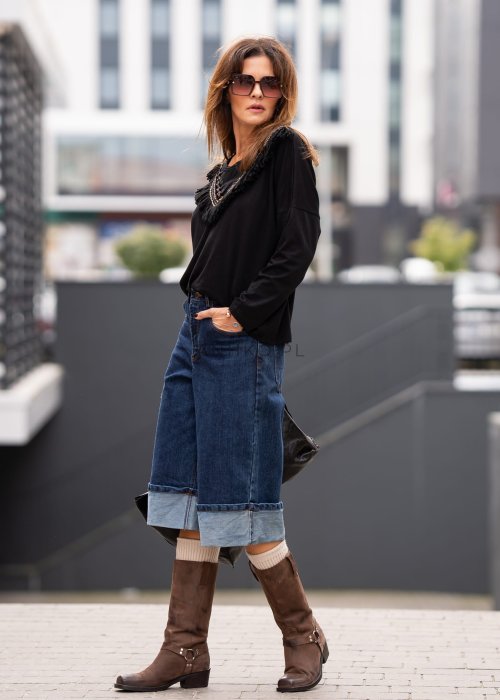 Dzianinowa bluzka czarna z boho aplikacją i frędzlami o luźnym, komfortowym fasonie