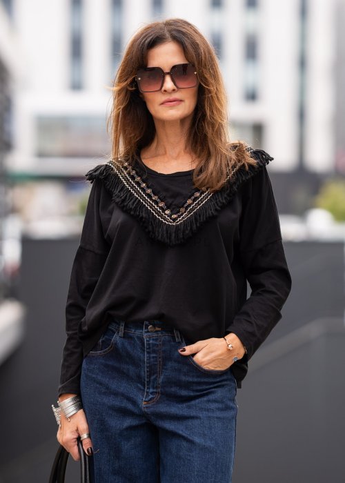 Dzianinowa bluzka czarna z boho aplikacją i frędzlami o luźnym, komfortowym fasonie