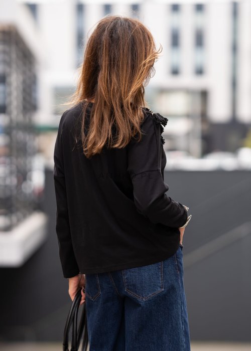 Dzianinowa bluzka czarna z boho aplikacją i frędzlami o luźnym, komfortowym fasonie