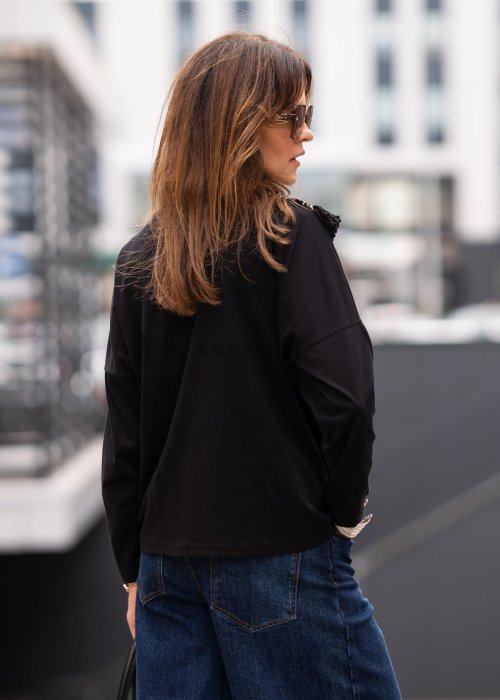 Dzianinowa bluzka czarna z boho aplikacją i frędzlami o luźnym, komfortowym fasonie