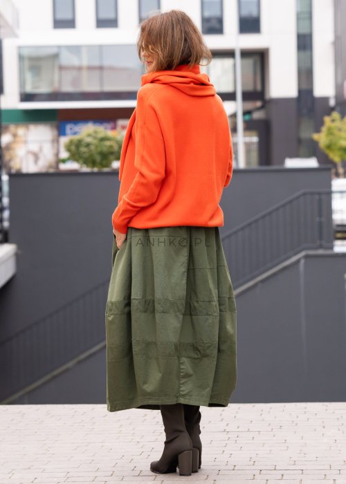 Pomarańczowy sweter damski Intes z dekoltem V i dopasowanym szalem, fason oversize.