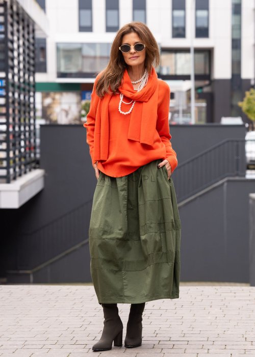 Pomarańczowy sweter damski Intes z dekoltem V i dopasowanym szalem, fason oversize.