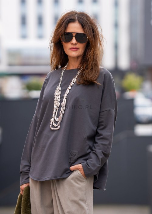 Grafitowa bluza damska oversize z długim rękawem i naszywką na froncie. Luźny fason w stylizacji miejskiej z szerokimi spodniami.