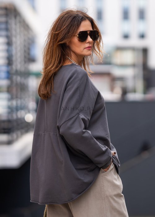 Grafitowa bluza damska oversize z długim rękawem i naszywką na froncie. Luźny fason w stylizacji miejskiej z szerokimi spodniami.