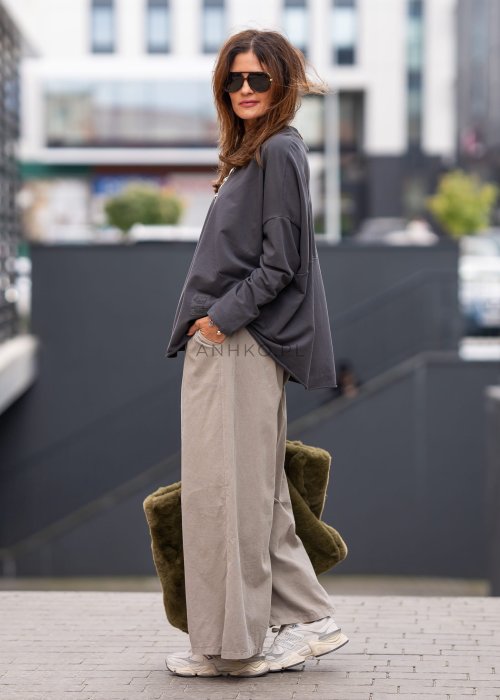 Grafitowa bluza damska oversize z długim rękawem i naszywką na froncie. Luźny fason w stylizacji miejskiej z szerokimi spodniami.