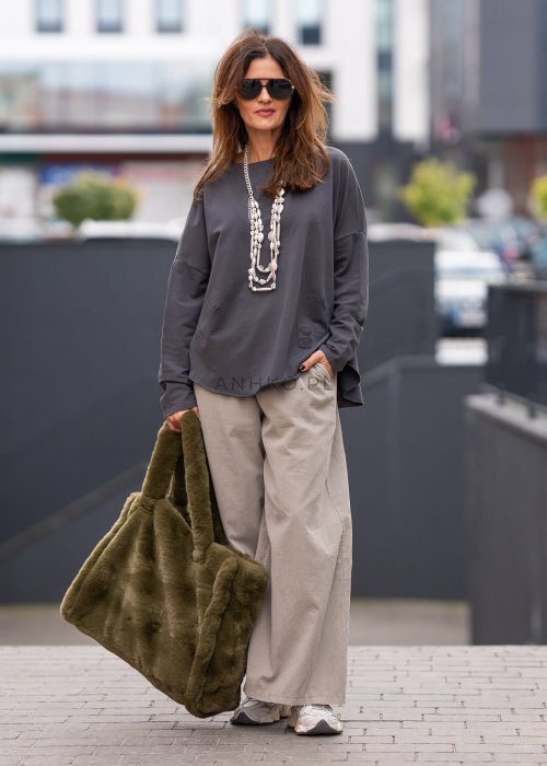 Grafitowa bluza damska oversize z długim rękawem i naszywką na froncie. Luźny fason w stylizacji miejskiej z szerokimi spodniami.