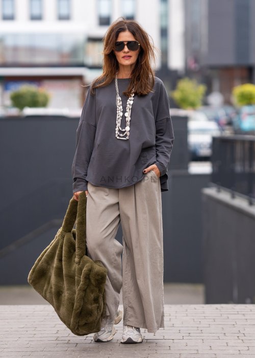 Grafitowa bluza damska oversize z długim rękawem i naszywką na froncie. Luźny fason w stylizacji miejskiej z szerokimi spodniami.