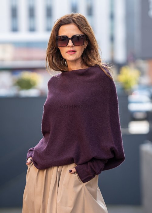 Śliwkowy sweter damski oversize o nietoperzowym kroju z dekoltem łódka, luźna elegancka stylizacja miejska.