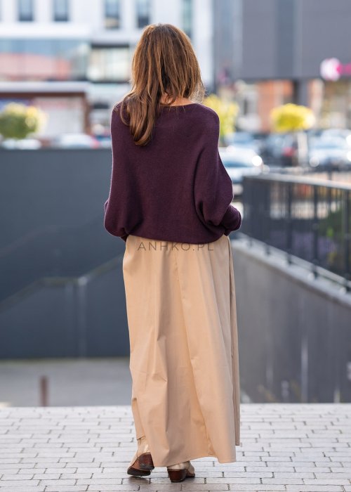 Śliwkowy sweter damski oversize o nietoperzowym kroju z dekoltem łódka, luźna elegancka stylizacja miejska.