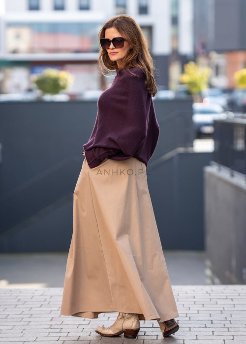 Śliwkowy sweter damski oversize o nietoperzowym kroju z dekoltem łódka, luźna elegancka stylizacja miejska.