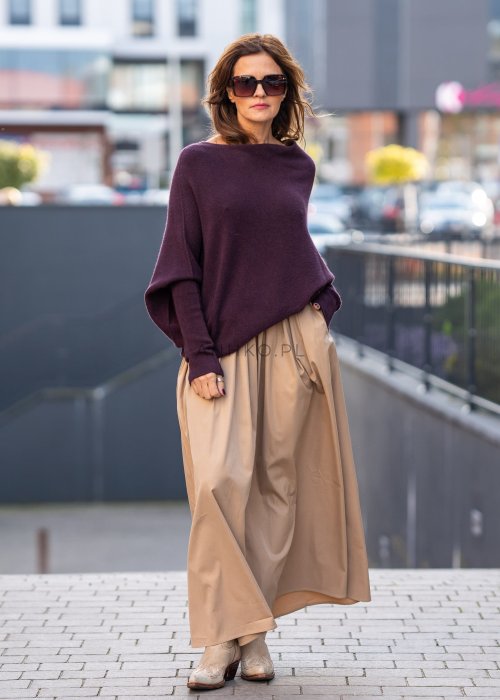 Śliwkowy sweter damski oversize o nietoperzowym kroju z dekoltem łódka, luźna elegancka stylizacja miejska.