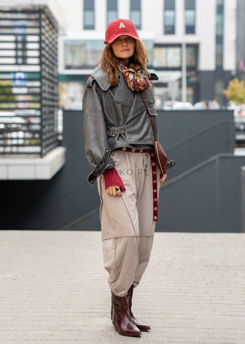 Beżowe spodnie oversize z obniżonym krokiem i dekoracyjnymi przeszyciami, luźny fason, miejska stylizacja damska.