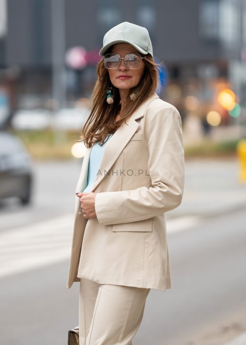 Gładka marynarka damska First jasnobeżowa lekko oversize z kołnierzem z klapami i jednym guzikiem