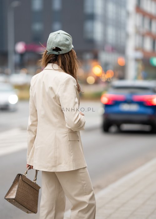 Gładka marynarka damska First jasnobeżowa lekko oversize z kołnierzem z klapami i jednym guzikiem