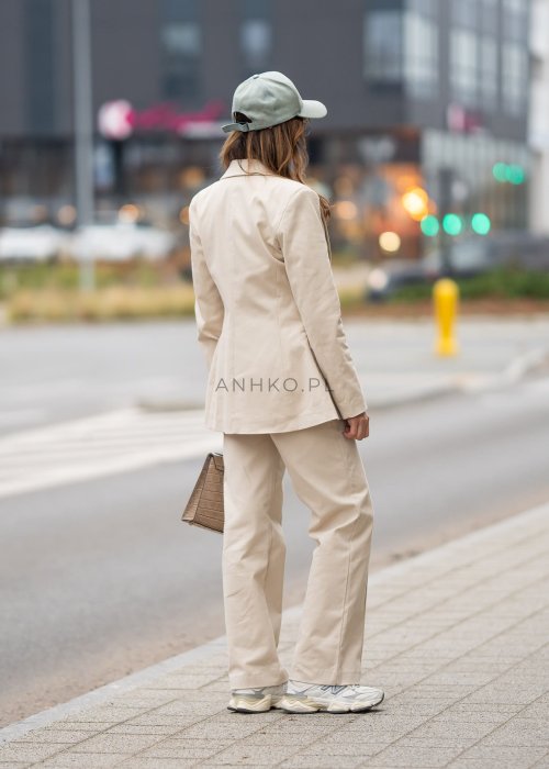 Gładka marynarka damska First jasnobeżowa lekko oversize z kołnierzem z klapami i jednym guzikiem