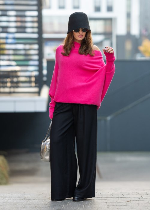 Czarne, eleganckie spodnie z wysokim stanem i szerokimi nogawkami, z zakładkami w pasie