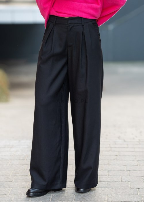 Czarne, eleganckie spodnie z wysokim stanem i szerokimi nogawkami, z zakładkami w pasie