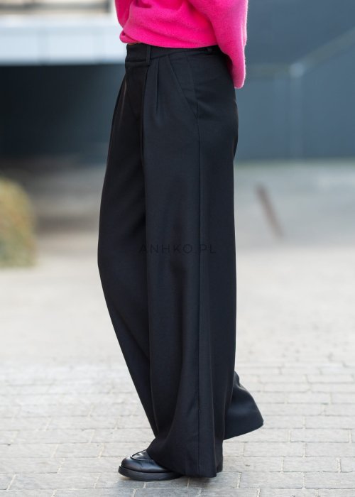 Czarne, eleganckie spodnie z wysokim stanem i szerokimi nogawkami, z zakładkami w pasie