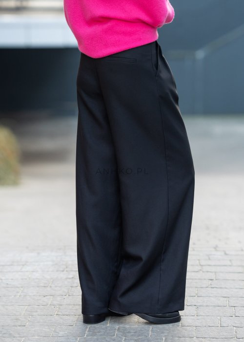 Czarne, eleganckie spodnie z wysokim stanem i szerokimi nogawkami, z zakładkami w pasie