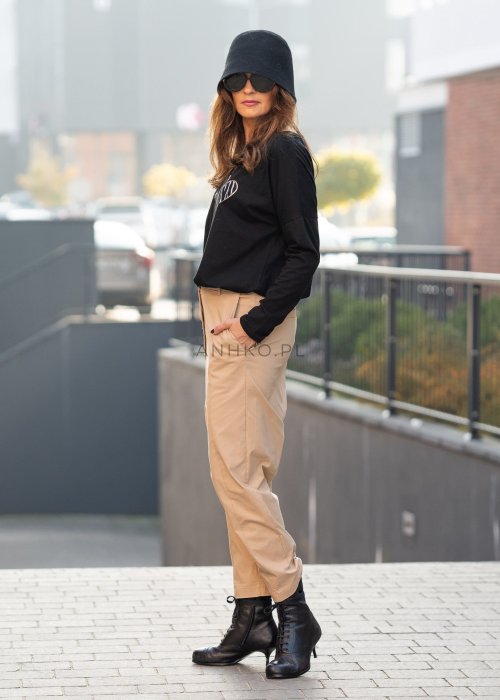 Camelowe spodnie damskie Vito o zwężanym kroju z długością do kostki, z kieszeniami i szlufkami w pasie, wykonane z gładkiego materiału.