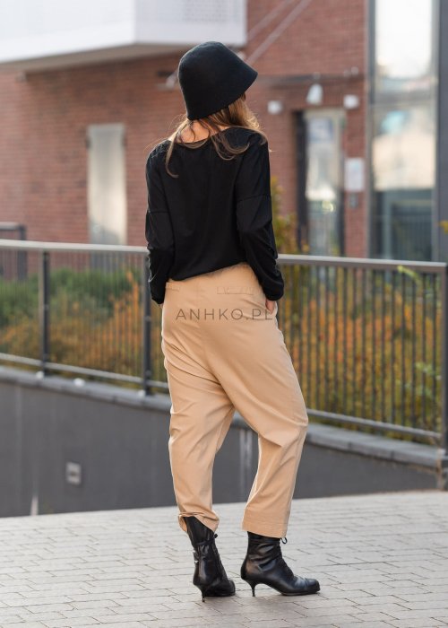 Camelowe spodnie damskie Vito o zwężanym kroju z długością do kostki, z kieszeniami i szlufkami w pasie, wykonane z gładkiego materiału.