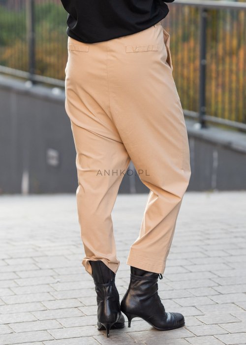 Camelowe spodnie damskie Vito o zwężanym kroju z długością do kostki, z kieszeniami i szlufkami w pasie, wykonane z gładkiego materiału.