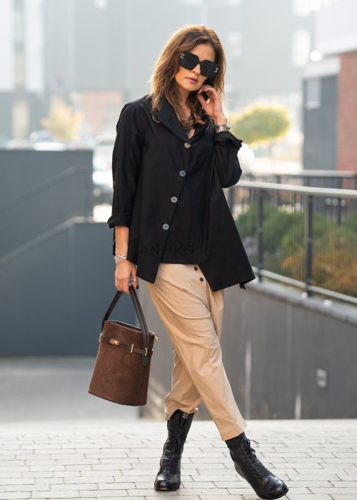 Camelowe spodnie damskie Vito o zwężanym kroju z długością do kostki, z kieszeniami i szlufkami w pasie, wykonane z gładkiego materiału.