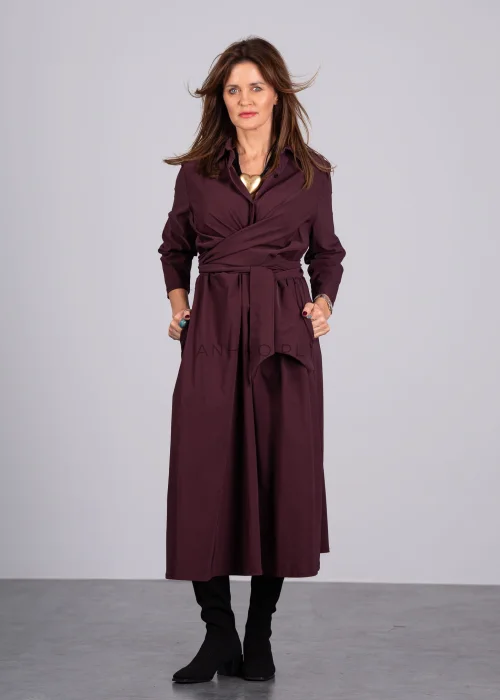 Naszyjnik damski na czarnym sznurku z dużą zawieszką w kształcie serca w złotym kolorze.