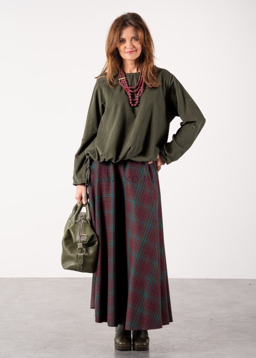 Bluzka damska oversize w kolorze khaki z długim rękawem i regulowanym dołem, stylizacja z rozkloszowaną spódnicą w kratę i botkami.