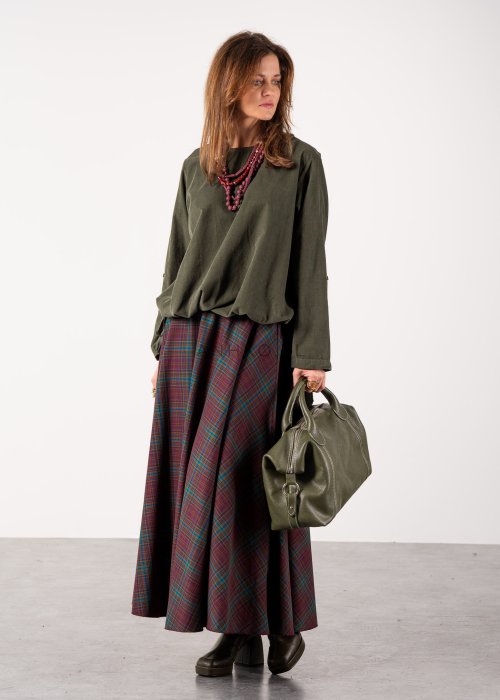 Bluzka damska oversize w kolorze khaki z długim rękawem i regulowanym dołem, stylizacja z rozkloszowaną spódnicą w kratę i botkami.