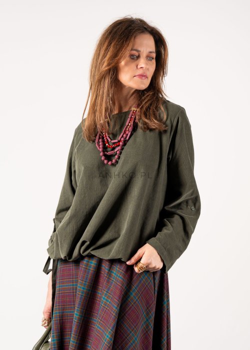 Bluzka damska oversize w kolorze khaki z długim rękawem i regulowanym dołem, stylizacja z rozkloszowaną spódnicą w kratę i botkami.