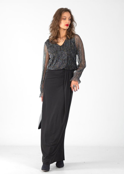 Długa czarna spódnica z lejącą tkaniną, marszczeniem przy biodrze i opadającym panelem materiału z przodu.