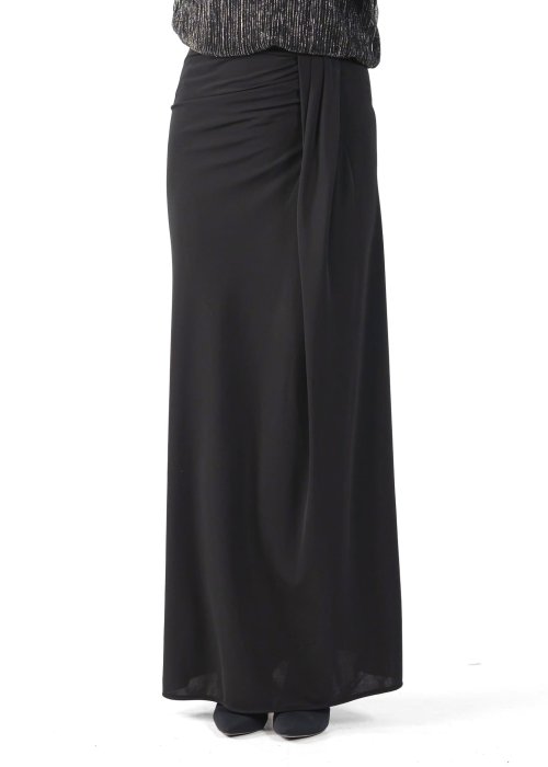 Długa czarna spódnica z lejącą tkaniną, marszczeniem przy biodrze i opadającym panelem materiału z przodu.