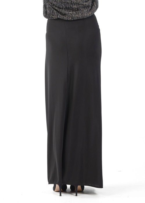 Długa czarna spódnica z lejącą tkaniną, marszczeniem przy biodrze i opadającym panelem materiału z przodu.