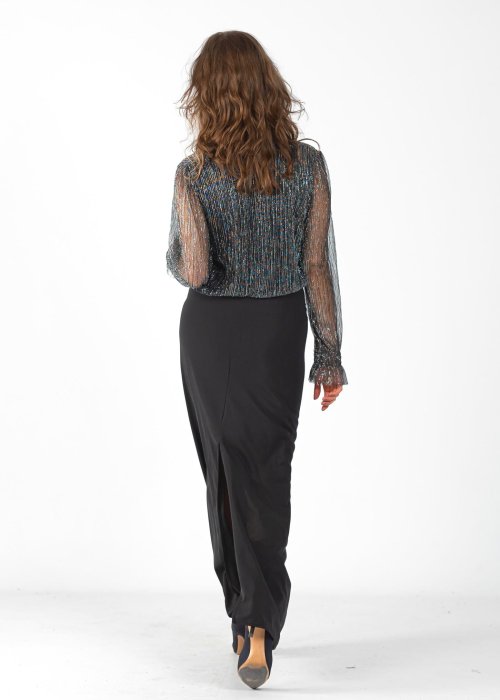 Długa czarna spódnica z lejącą tkaniną, marszczeniem przy biodrze i opadającym panelem materiału z przodu.