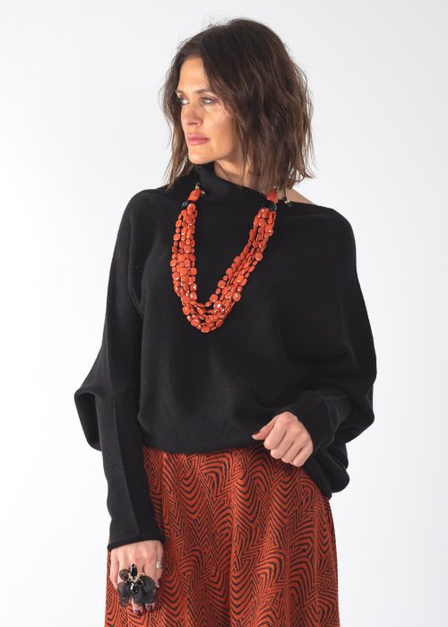 Sweter damski czarny one size z asymetrycznym dołem i luźnymi rękawami, minimalistyczny fason w nowoczesnej stylizacji.