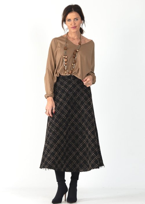 Brązowa bluzka damska oversize z długim rękawem i dekoltem V. Model prezentowany w stylizacji z czarną spódnicą w kratę i długim naszyjnikiem.