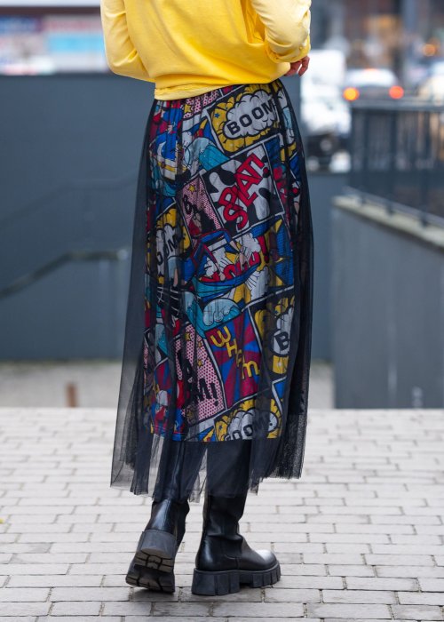 Spódnica damska maxi z kolorowym nadrukiem komiksowym w stylu pop-art, z elastyczną talią i czarną, półtransparentną warstwą tiulu o rozkloszowanym fasonie.