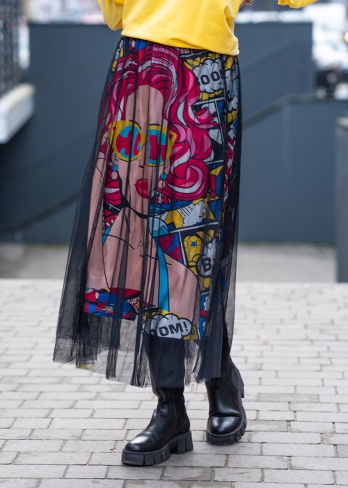 Spódnica damska maxi z kolorowym nadrukiem komiksowym w stylu pop-art, z elastyczną talią i czarną, półtransparentną warstwą tiulu o rozkloszowanym fasonie.