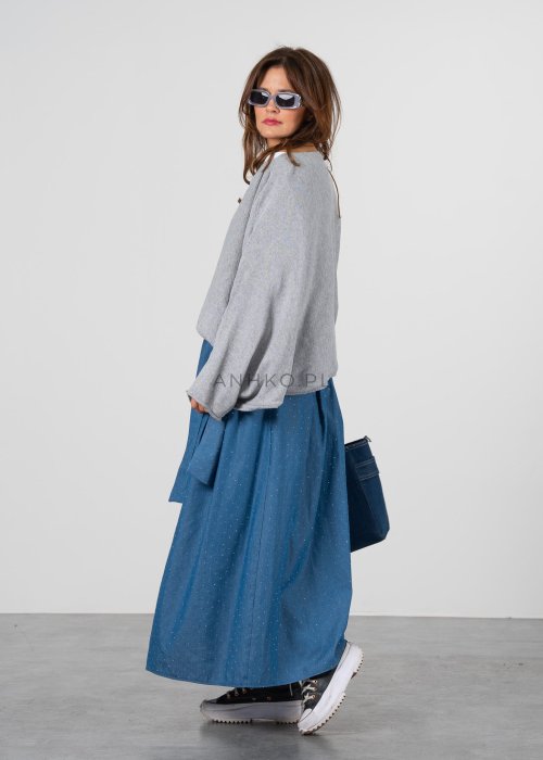 Szary sweter damski o luźnym kroju z szerokimi rękawami i asymetrycznym przodem, w stylu oversize.