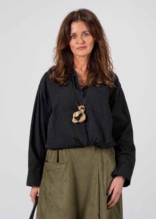 Czarna oversize’owa kurtka bomberka o minimalistycznym fasonie z elastycznym wykończeniem i efektownym wiązaniem z przodu. Model wyróżnia się szerokimi rękawami oraz nowoczesnym krojem.