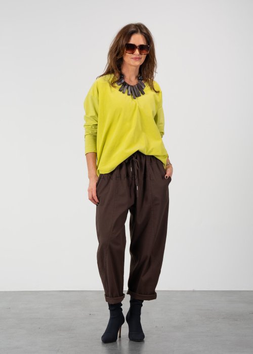 Brązowe spodnie damskie RelaxFit z elastycznym pasem i podwiniętymi nogawkami, stylizowane z białą koszulą oversize i botkami na obcasie w miejskim looku.