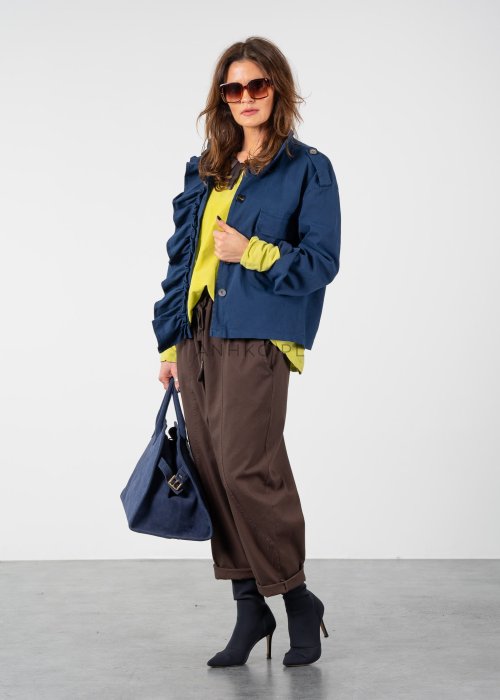 Brązowe spodnie damskie RelaxFit z elastycznym pasem i podwiniętymi nogawkami, stylizowane z białą koszulą oversize i botkami na obcasie w miejskim looku.