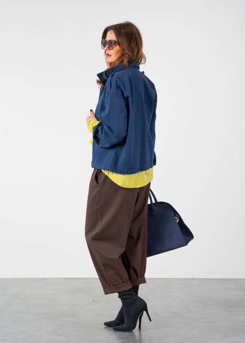 Brązowe spodnie damskie RelaxFit z elastycznym pasem i podwiniętymi nogawkami, stylizowane z białą koszulą oversize i botkami na obcasie w miejskim looku.