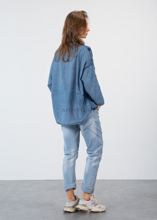 Jasne jeansy damskie Lace z przetarciami i koronkowymi detalami, fason casual.