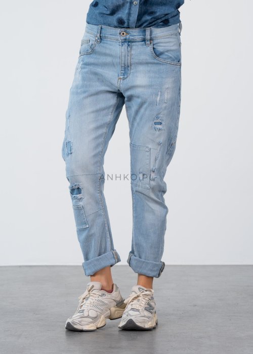 Jasne jeansy damskie Lace z przetarciami i koronkowymi detalami, fason casual.