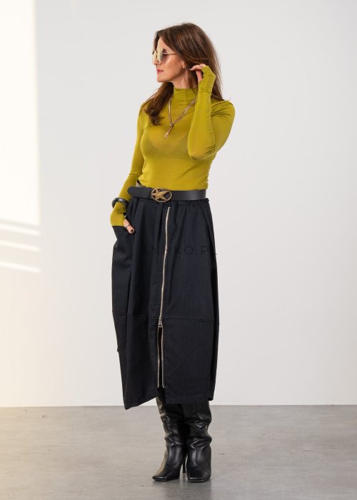 Grafitowa spódnica midi z asymetrycznym dołem i długim zamkiem z przodu, z elastyczną talią i kieszeniami. Model pokazany w stylizacji z dopasowaną bluzką i czarnymi kozakami na obcasie.