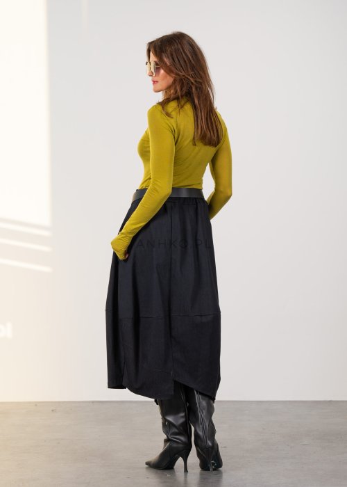 Grafitowa spódnica midi z asymetrycznym dołem i długim zamkiem z przodu, z elastyczną talią i kieszeniami. Model pokazany w stylizacji z dopasowaną bluzką i czarnymi kozakami na obcasie.